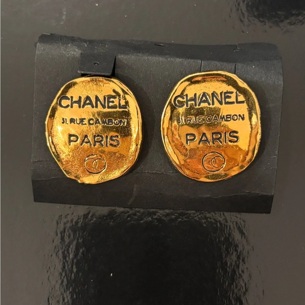 Authentic Chanel Vintage 1980s Black Logo CC 31 Rue Cambon Oval Clip Earrings